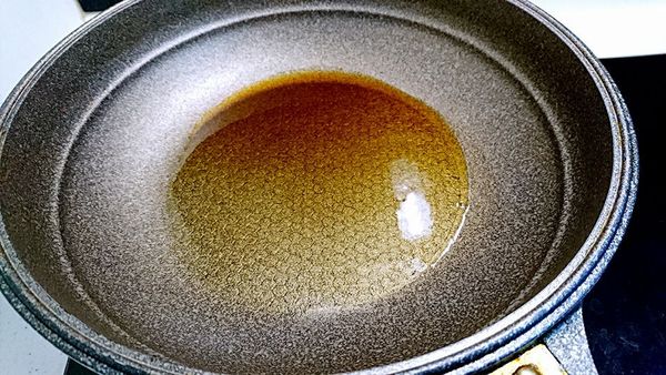 下麻油，保持鍋底都有麻油的油量，開小火。