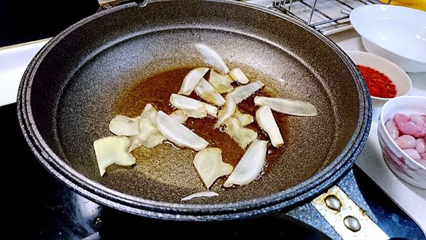 小火煸香老薑片。