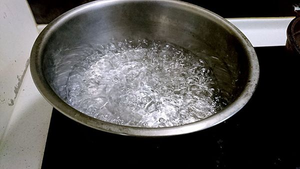 在煸老薑的過程起一滾水鍋，水滾後放入雞佛關火默念十秒後取出瀝乾。