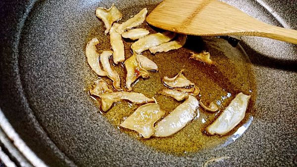 老薑麻油一定要小火煸到像圖這樣乾皺為止。