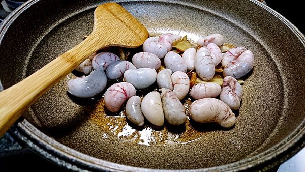 老薑乾皺香氣四溢後下剛剛燙的雞佛。