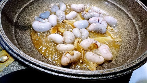 下米酒，讓底部有充分湯汁為止，轉大火下枸杞煮滾。