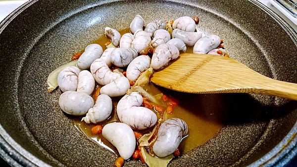 滾沸後關火，下雞粉、鹽巴簡單調味即可起鍋。