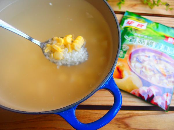 將白米洗淨和玉米粒一起加入7倍的水煮熟~用中大火煮了以後就轉小小火~( 白米用白飯代替也可以更快速喔~) 過程要不停的攪拌喔~