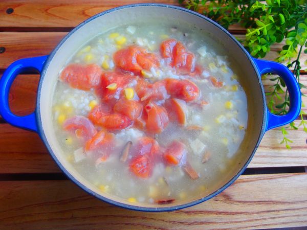 加入雞肉~雞肉變白就熄火~蓋上鍋蓋悶 10分鐘~用悶的雞肉比較軟嫩好吃喔~