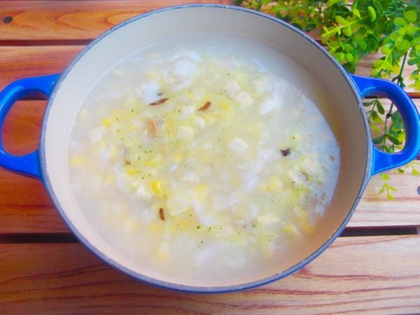 粥煮熟加入康寶香菇雞蓉濃湯  ( 為了避免結塊我先用一點水先溶解粉再加入粥內 )  攪拌均勻~