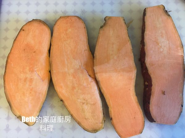 地瓜洗淨，去頭尾，縱切成厚度1公分的薄片