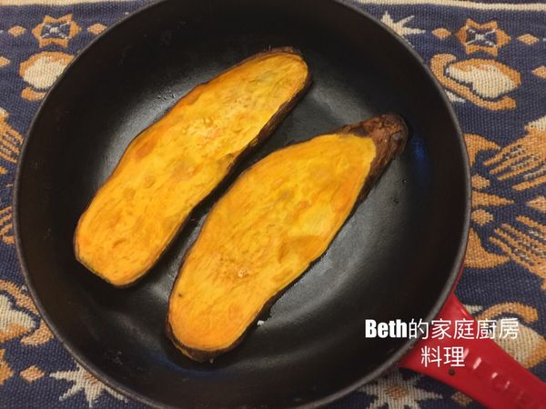 將黑糖香蕉、堅果放在地瓜吐司上即可