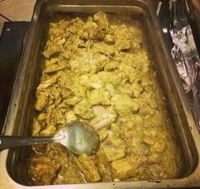 烤箱預熱520度F (270℃ ）,事先將baking pan蓋上heavy duty 錫箔紙後，到達溫度後先放進雞肉 baking pan在烤箱的最底層，再調整成450度F （230 ℃ ）,設定時間烤箱烤1小時。（為節省時間，可以分成兩盤用兩個烤箱烤 ）