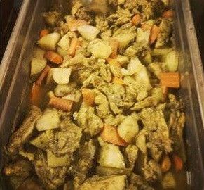 烤箱一小時後出爐，再倒進胡蘿蔔和土豆塊，攪拌均勻後再用原溫度450度F （230 ℃ ）烤半小時。最後完成出爐、盛盤上桌。這時候要小心不要大力翻動，以免雞肉破碎影響外觀。