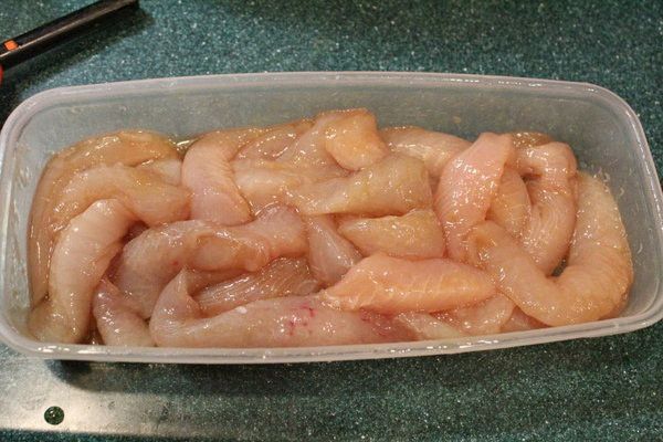 將虱目魚柳加入醬油、糖、酒攪拌均勻，醃漬1小時讓其入味。