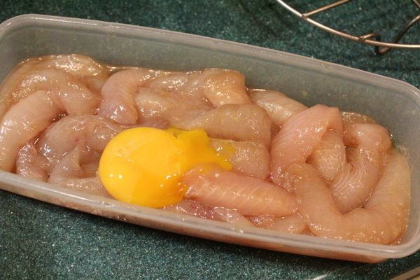 要炸前拌入蛋黃一顆，再將虱目魚柳裹上乾地瓜粉，靜置2-3分鐘讓粉有一些反潮。
反潮這動作除了油炸時不容易掉粉，也可以讓炸好的食物吃起來的感覺不會乾乾的，更容易維持炸物酥脆的口感。