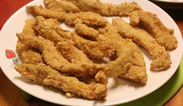 熱油鍋，中火加熱至中溫（筷子放入會起小水泡的程度），將裹好粉的魚柳放入炸約2-3分鐘。
炸至金黃色就可撈起瀝油，並灑上胡椒粉、香菜，就可以上桌。
這炸魚柳，外皮酥脆，裡面保留了虱目魚甜美柔細的風味，整體很搭，好吃。