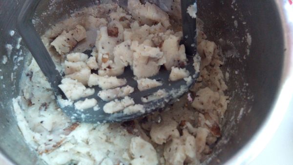 先將馬齡薯蒸熟壓成泥，裡面加入黑楜椒拌勻。