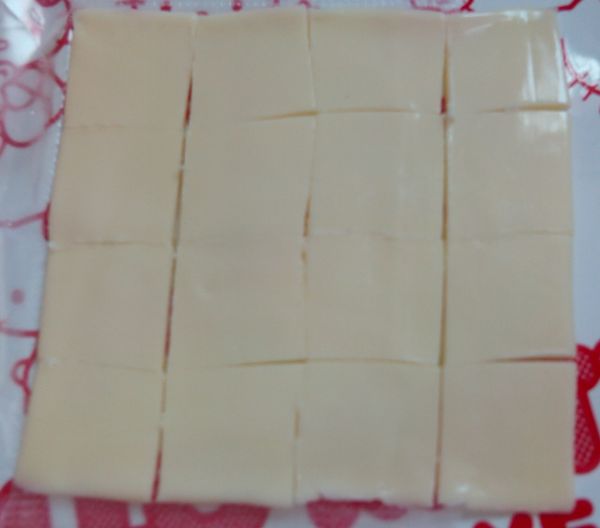 把起司片切成16格。