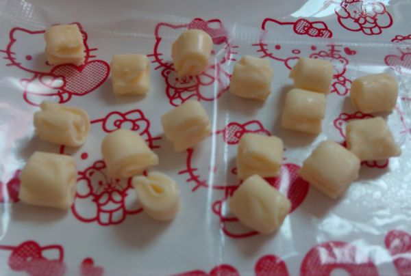 每小片對折再對折，變成一個立體的起司糰。