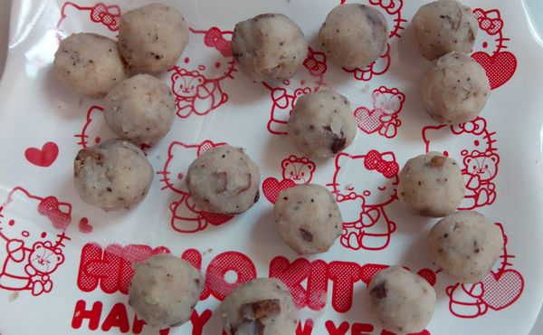 馬齡薯泥將起司包入，揉成小糰。