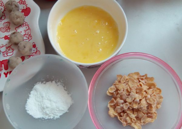 把蛋打散，麵粉跟早餐玉米脆片，三樣材料準備好。