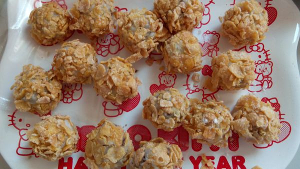 先把馬齡薯球沾麵粉→再沾蛋液→滾早餐玉米脆片（如果覺得太大塊可以先壓碎）。