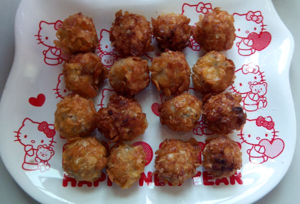 將它加入油鍋炸至金黃色取出。