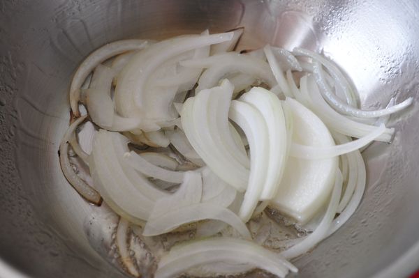 先以少許香油將洋蔥炒香軟化。