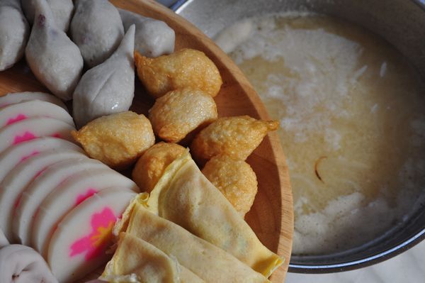 陸續加入火鍋料烹煮。