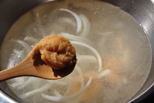 再注入適量水煮滾，並加入味噌醬調味。