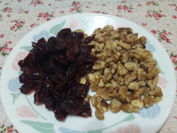 60分, 當機器發出嗶嗶聲, 可加入任何喜歡的乾料...今天加入蔓越莓核桃