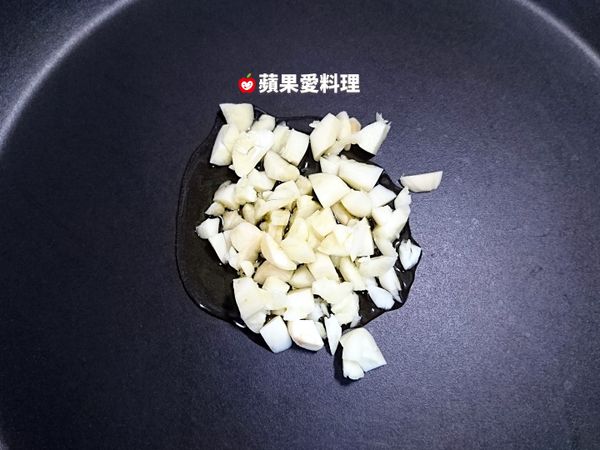取出平底鍋，倒入橄欖油，放入4/5蒜頭碎，開中火爆香。