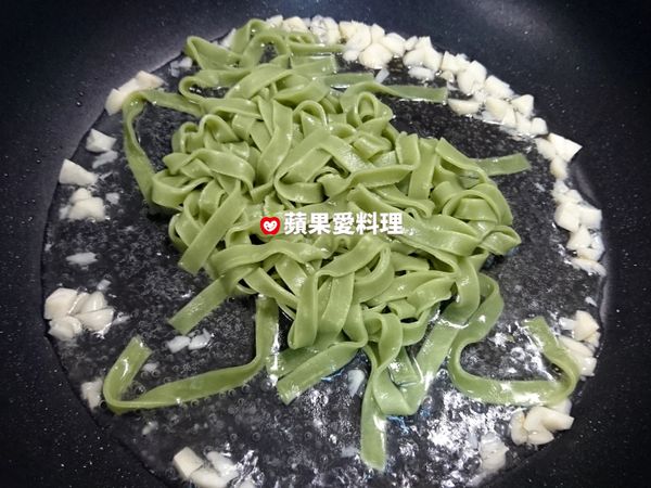 打開鍋蓋，將麵條撥散，蓋鍋蓋燜煮。