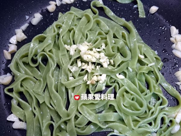 水份收乾時，打開鍋蓋，放入1/5蒜頭碎，灑鹽，淋一點橄欖油，拌勻，即可起鍋。