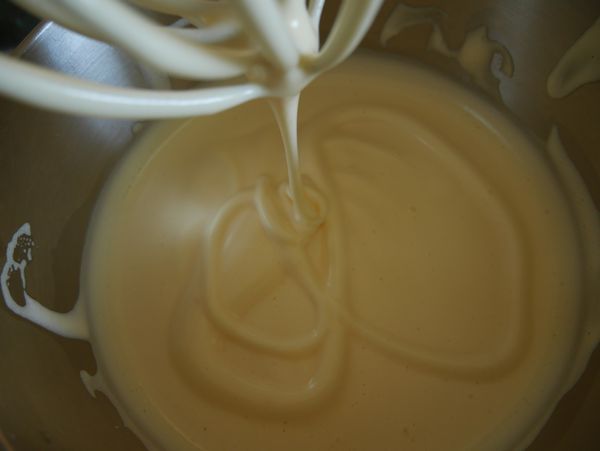 室溫全蛋和砂糖打至可以看到明顯的紋路，約15分鐘左右。（詳情看小撇步）