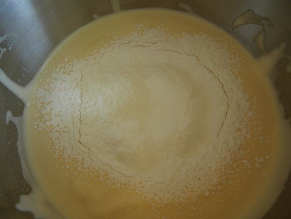 麵粉分3-4次加入，由低往上翻拌。