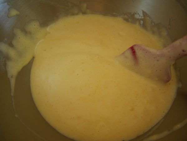 加入已涼的融化奶油再攪拌。