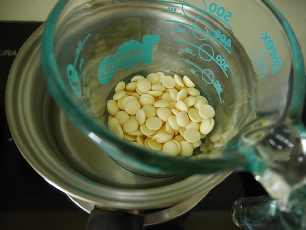 白巧克力隔水加熱融化，待涼。