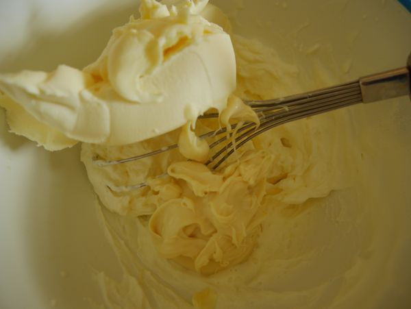 將稍打發的鮮奶油、馬斯卡彭和融化白巧克力攪拌，再稍打發。（記得要讓全部的食材都回溫，溫度一致，才不會結塊。）