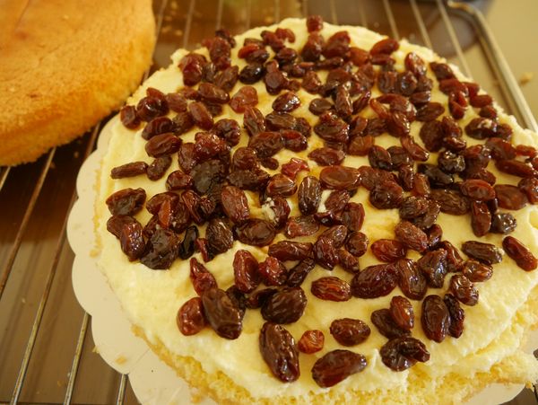 海綿蛋糕切半，鋪上白巧克力馬斯卡彭內陷，再鋪上蘭姆葡萄乾，再鋪上白巧克力內陷。