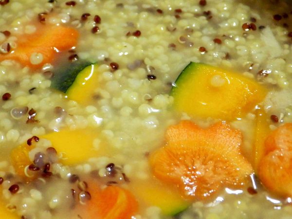 煮至小米軟化出現黏稠狀時，可先加入南瓜及紅蘿蔔