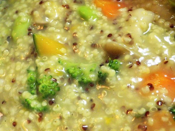 等南瓜煮熟時再加入其它所有的食材略煮後，把調好的濃湯倒進去攪拌均勻即可！