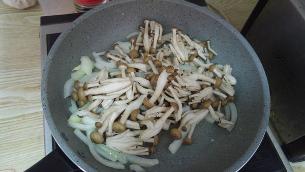 待洋蔥呈半透明狀，加入菇類拌炒，菇類會自己出水軟化即可。