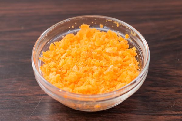 把鹹蛋洗淨放進鍋子裡，加入常溫水至蓋過蛋面，蓋上以中火加熱煮約 10 – 12 分鐘至鹹蛋熟透。取出鹹蛋黃以叉子弄碎備用。（鹹蛋白自己處理掉吧！）