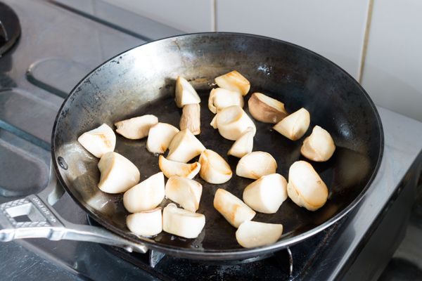 以中大火燒熱鍋子，下少許油，油熱後下杏鮑菇兜炒約 5 分鐘至表面金黃，菇散出的蒸汽散掉，盛起備用。