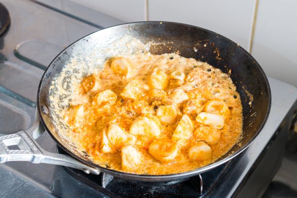 下杏鮑菇兜炒至菇都沾上鹹蛋黃和稍為乾身即成。