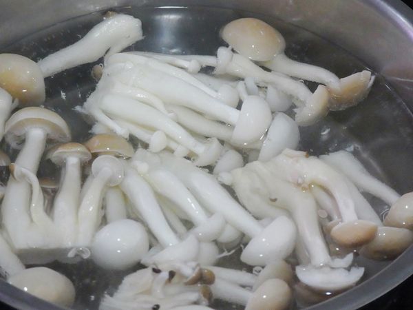 鴻喜菇、雪白菇切除根部、用手撕開放滾水中川燙約二分鐘後撈起。