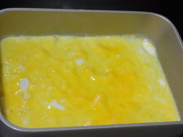 蛋加鹽打散後用玉子燒鍋煎熟翻面再煎一下(圓形平底鍋煎也可以，但請用二顆蛋)