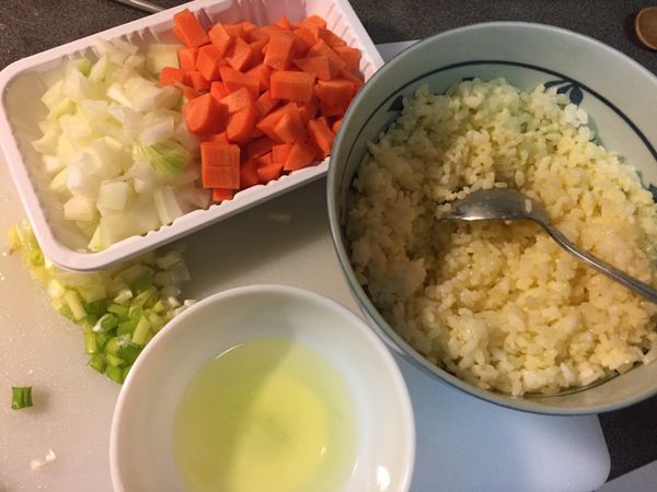 蛋白-先炒一炒
蛋黃-拌在飯裡
洋蔥。紅蘿蔔。切丁
肉絲。一湯匙醬油醃製10分鐘