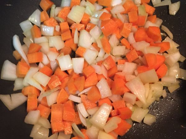 洋蔥。紅蘿蔔加入油炒熟