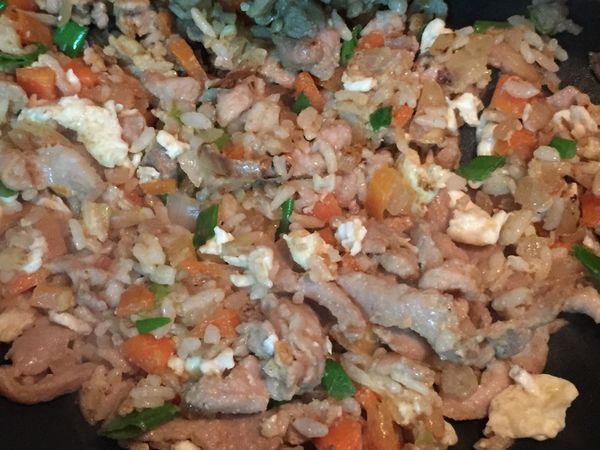 肉絲。蛋飯加入炒熟
加入青蔥。蛋白
撒下胡椒粉