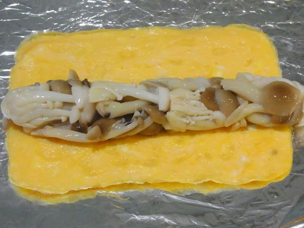 將2.用保鮮膜捲緊定型後、放在4.上(底下墊一張錫箔紙)