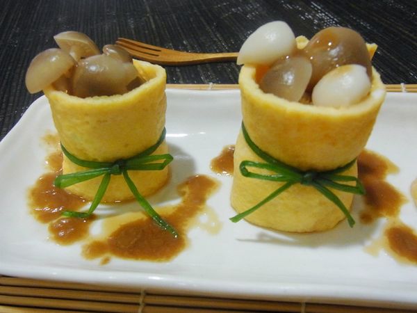 在蝴蝶結中間切開成小段，菇若不小心滑出來，再放在上頭反而更漂亮呢:D旁邊淋上醬汁，美麗又好吃^O^